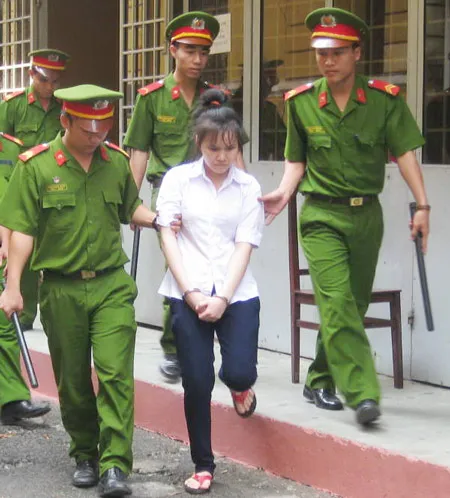 “Teen” đánh nhau, mẹ bị đâm chết