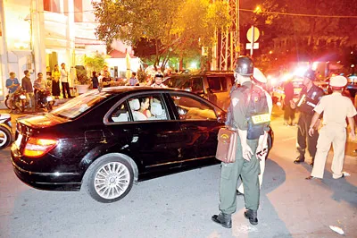 Các lực lượng công an phối hợp ra quân kiểm tra hành chính khu vực vũ trường Gold Club 2 (quận1).