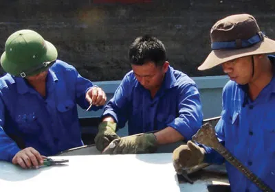 Các thủy thủ tàu HQ-624 kiểm tra chốt giữ mặt boong bảo đảm an toàn.