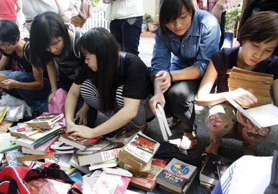 Đấu giá bản sách cũ có chữ ký Nguyễn Tuân