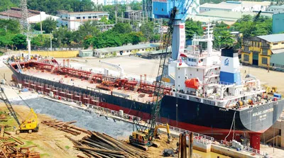 Sửa chữa tàu chở dầu tại Tập đoàn Công nghiệp tàu thủy Việt Nam.