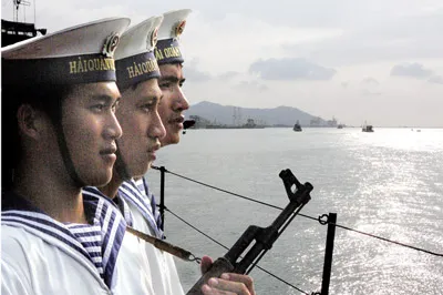 Đứng trước biển của Triệu Hùng.