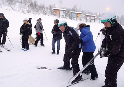 Du khách Việt Nam “nếm” thử món trượt tuyết tại Jarvso, miền Trung Thụy Điển.