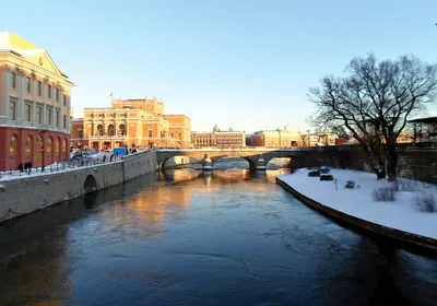 Khu phố cổ Gamla Stan ở trung tâm Stochkholm được bảo tồn gần như nguyên vẹn từ thế kỷ 13 đến nay. Buổi trưa ở đây chỉ nhận được vài ánh nắng hiếm hoi.