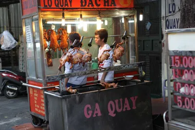 Gà Quay nằm phơi bụi trên đường Hoàng Hoa Thám quận Tân Bình TPHCM.