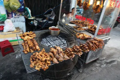 Thịt gà nướng phơi ra đường sai quy định của Thông tư 30 (ảnh chụp trên đường Tân Kỳ Tân Quý quận Tân Phú TPHCM).