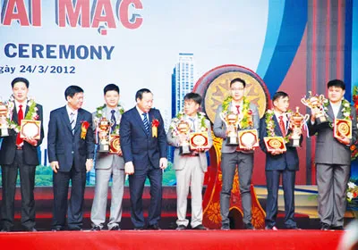 Đại diện Eurowindow nhận cúp vàng, huy chương vàng chất lượng sản phẩm