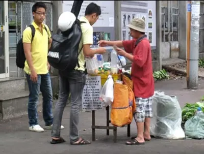 Sinh viên mua thực phẩm chưa được kiểm soát VSTP ở cổng trường Đại học kinh tế TPHCM