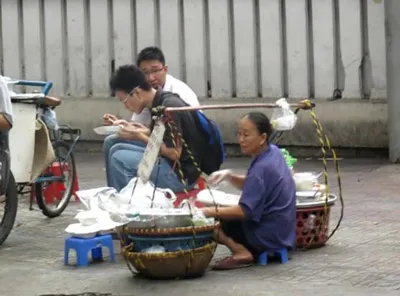 Khách hàng vô tư ăn uống chưa đảm bảo ATVSTP trên đường Nguyễn Đình Chiểu - Q3