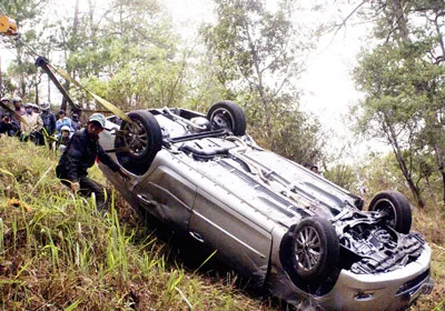 Xe lao xuống đèo Prenn (Lâm Đồng), 4 người thoát chết