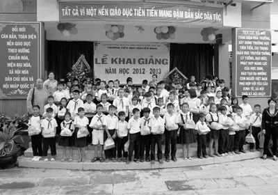 Phát quà cho học sinh tại Trường Nguyễn Bình, Nhà Bè.