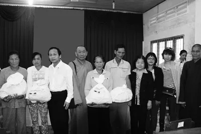 Thực hiện chuyến từ thiện trao 300 phần quà tại huyện Tân Phú Đông (Tiền Giang).