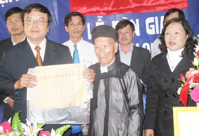 Đại diện làng Mỹ Lợi, xã Vinh Mỹ, huyện Phú Lộc, tỉnh Thừa Thiên – Huế hiến tặng văn bản khẳng định chủ quyền quần đảo Hoàng Sa của Việt Nam cho cơ quan chức năng.