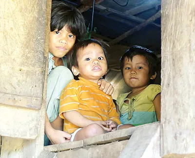 Những đứa trẻ nhà nghèo, chưa ổn định cuộc sống ở vùng tâm chấn động đất Bắc Trà My, Quảng Nam.