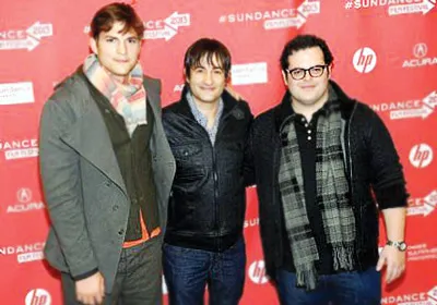 Aston Kutcher (trái) trong lễ ra mắt phim jOBS tại LHP Sundance.