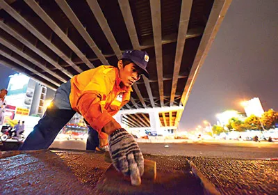 Đổ khuôn bê tông những tấm đan phục vụ cho mặt cầu vượt.