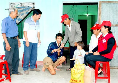 Trao tiền bạn đọc giúp hai bệnh nhân nghèo ở Quảng Ngãi