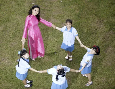 Cô giáo và các học trò cùng sinh hoạt tại Trường Tiểu học Lê Ngọc Hân (TPHCM) - nơi có nhiều giáo viên và học sinh giỏi. Ảnh: LINH DIỄM