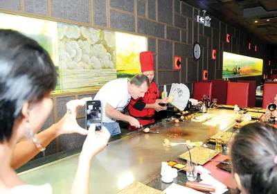 Thực khách còn có dịp trực tiếp chế biến, chia sẻ và trải nghiệm nghệ thuật chế biến các món ăn Nhật.