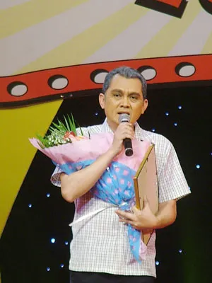 NSƯT Hữu Châu đoạt giải Cù Nèo Vàng 2012 cho hạng mục "Đạo diễn hài xuất sắc nhất"