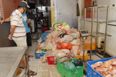 Phát hiện, tiêu hủy hơn 1 tấn gà "thối"