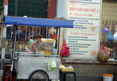 Hàng rong buôn bán ngay dưới bảng cấm ở khu phố 4, phường 11, quận 3.