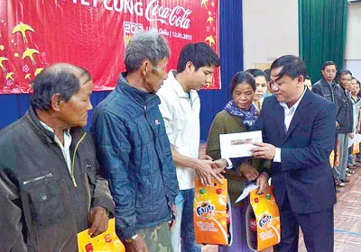 Anh Nguyễn Văn Hải - Giám đốc Nhà máy Coca-Cola, chi nhánh miền Trung trao quà Tết cho các hộ dân có thu nhập thấp ở quận Liên Chiểu, Đà Nẵng