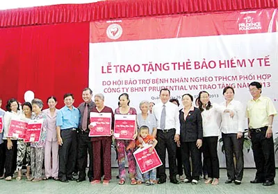 Prudential trao tặng 300 thẻ bảo hiểm y tế cho người dân nghèo Q.8