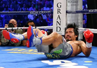 Sau cú ngã này, Manny Pacquiao đang hoài nghi bản thân.