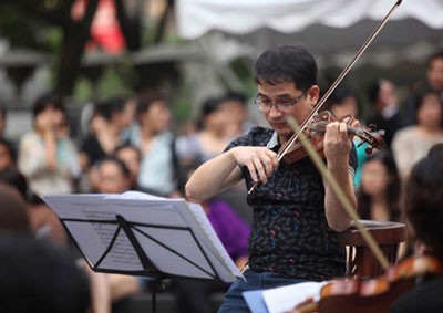 The file photo shows Violinist Nguyen Xuan Huy playing at Luala concert