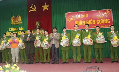 Thăm giao lưu và tặng quà tết cho CBCS Công an Hà Giang có thành tích tốt trong công tác dân vận và chiến đấu.