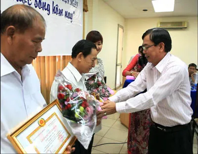 Đồng chí Lê Tiền Tuyến - Phó Tổng Biên tập báo SGGP trao giải khuyến khích cho các tác giả.