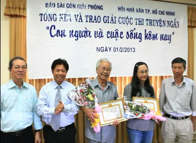 Ban tổ chức trao giải ba cho các tác giả đoạt giải.