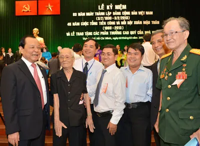 Bí thư Thành ủy TPHCM Lê Thanh Hải (bìa trái) trao đổi với các đại biểu tại lễ kỷ niệm 83 năm ngày thành lập Đảng. Ảnh: VIỆT DŨNG