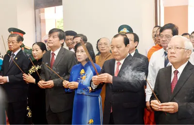 Lãnh đạo TPHCM dâng hương tại bảo tàng Hồ Chí Minh. Ảnh: VIỆT DŨNG