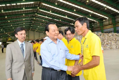 Bí thư Thành ủy TPHCM Lê Thanh Hải thăm hỏi công nhân tại Khu xử lý rác Đa Phước, một doanh nghiệp do doanh nhân Việt kiều đầu tư. Ảnh: VIỆT DŨNG