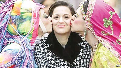 Marion Cotillard nhận giải Woman of the year