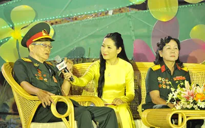 Các nhân chứng lịch sử từng tham gia cuộc tổng tiến công và nổi dậy xuân Mậu Thân 1968 giao lưu với các đại biểu. Ảnh: LÃ ANH
