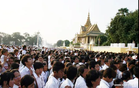 Người dân Campuchia đưa tiễn Thái Thượng hoàng Sihanouk