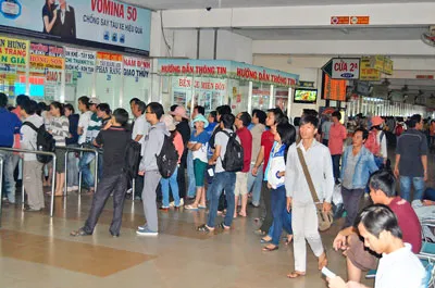 Bến xe dồn dập khách