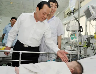 Bí thư Thành ủy TPHCM Lê Thanh Hải thăm các bệnh nhi tại Bệnh viện Nhi đồng 1. Ảnh: VIỆT DŨNG