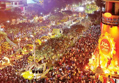 Người dân TPHCM nô nức đến tham quan đường hoa Nguyễn Huệ. Ảnh: Lã Anh