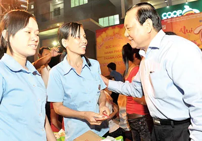 Bí thư Thành ủy TPHCM Lê Thanh Hải tặng quà công nhân ăn tết xa nhà. Ảnh: VIỆT DŨNG