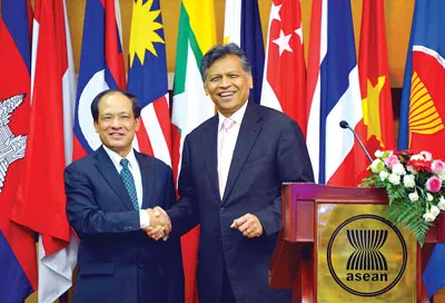 Ngày 9-1-2013, Việt Nam chính thức đảm nhận cương vị Tổng thư ký Hiệp hội các quốc gia Đông Nam Á (ASEAN) nhiệm kỳ 2013 - 2017. Lễ bàn giao được tổ chức trọng thể tại trụ sở Ban Thư ký ASEAN ở thủ đô Jakarta, Indonesia giữa Tổng Thư ký ASEAN mãn nhiệm Surin Pitsuwan, cựu Bộ trưởng Ngoại giao Thái Lan và ông Lê Lương Minh (trái), nguyên Thứ trưởng Bộ Ngoại giao Việt Nam.