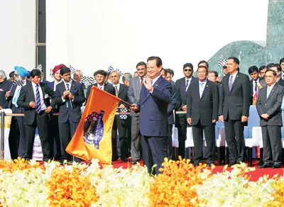 Trong khuôn khổ Hội nghị Cấp cao kỷ niệm 20 năm Quan hệ đối thoại ASEAN - Ấn Độ, sáng 21-12-2012, Thủ tướng Nguyễn Tấn Dũng và các Trưởng đoàn dự Lễ hạ cờ đoàn xe diễu hành ASEAN - Ấn Độ tại Trung tâm hội nghị Vigyan Bhavan ở Thủ đô New Delhi.