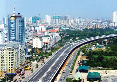 Lần đầu tiên Việt Nam có tuyến đường trên cao dài 15 km dành riêng cho ô tô chạy với tốc độ đến 100 km/giờ. Đường cao tốc này góp phần làm giảm ùn tắc trên các tuyến Nguyễn Xiển, Khuất Duy Tiến, Phạm Hùng (Hà Nội). Ảnh: M.Trạng