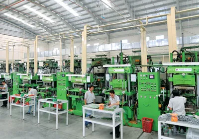 Dây chuyền sản xuất hàng xuất khẩu của Nhà máy Cao su Thống Nhất. Ảnh: Việt Dũng