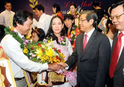 Phó Chủ tịch UBND TPHCM Hứa Ngọc Thuận chúc mừng các giáo viên đoạt giải Võ Trường Toản năm 2012. Ảnh: Mai Hải