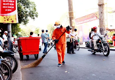 Lực lượng vệ sinh đường phố vẫn phải làm việc tích cực để đường phố ngày Tết luôn sạch đẹp.