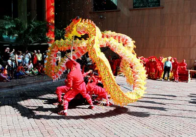 Biểu diễn múa Lân - một hoạt động vui Tết được tổ chức ở nhiều nơi.